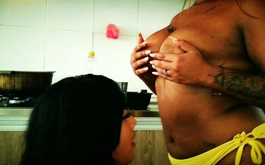 Mutfağımda 2 seksi Kolombiyalı lezbiyen....