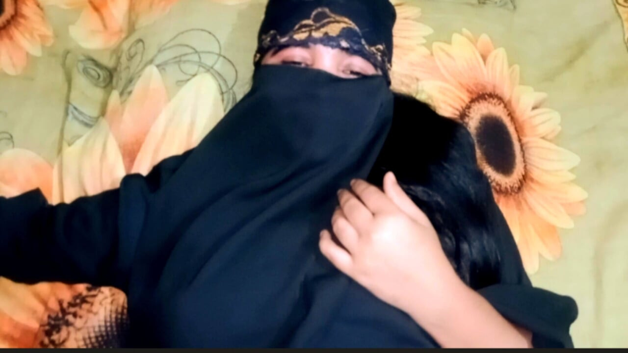 Hintli tesettürlü kız sikiştiği için çıldırıyor