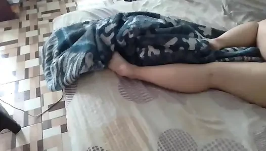 Kayınvalidemin odasına giriyorum ve onu götüne sokmama izin veriyor. Sonra hiçbir şey olmamış gibi davranıyorum.