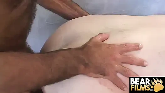 Bearfilms seksi Bears Arch Waller ve Derek Bradley üçlü grup sekste TP Deaux'ya hükmediyor