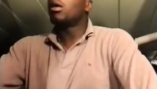 Bir aşçı mutfakta müşterileri tarafından kesiliyor.