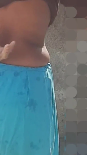 Обязательный для обмена момент из "Моя сводная сестра купается в открытом дворе за пределами дома, и моя невестка пришла"