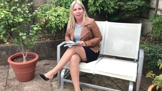 Külotlu çorap ve topuklu ayakkabılarla konuş ve sigara iç 2