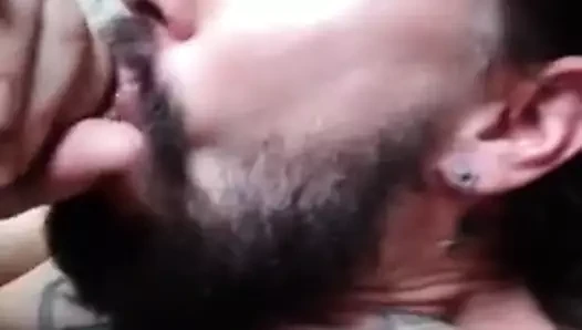 Kendini emiyor ve yüzüne boşalıyor