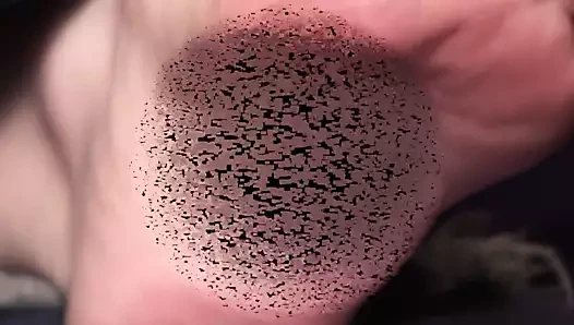 Bobby genç kibirli tanrıçanın genç ayaklarını temizlemek zorunda