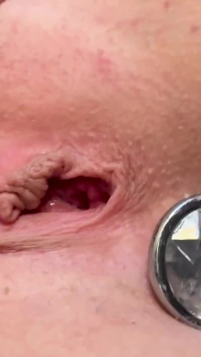 Anal Plug Solo: Yatakta Dar Amcık Parmaklama ve Ovma - Yakın Çekim | Klip 1