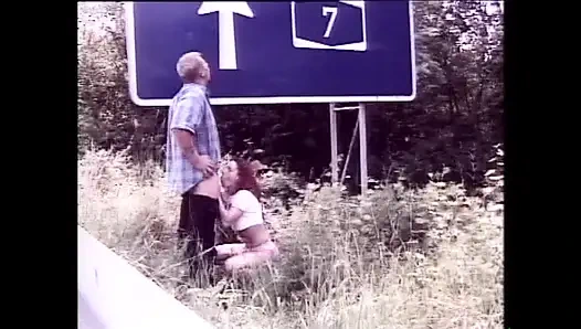 Genç Alman amatör kızıl saçlı sokakta sikiliyor ve götüne boşalıyor