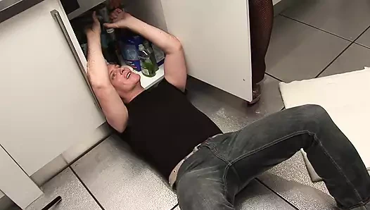 Güzel hatun bacaklarını açıyor ve adamın tıraşlı amını yalamasına izin veriyor