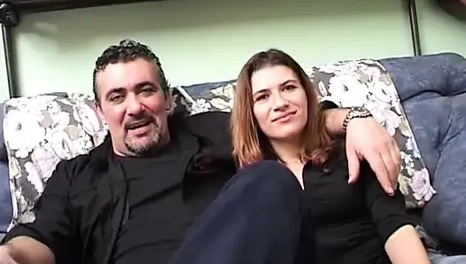 Büyük götlü kızıl saçlı ıslak amından sikiliyor ve yüzüne püskürtülür