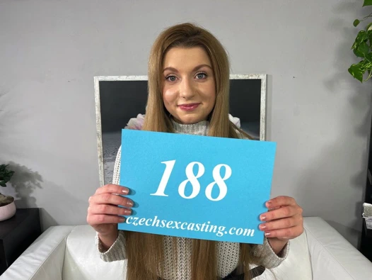 Seksi kızın çıplaklıkla bir sorunu yok