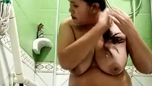 Sadece sabahın bu erken saatlerinde banyo yaparken izliyorum