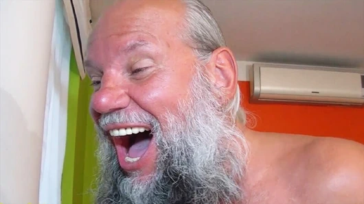 Büyükbaba eğleniyor gibi görünüyor