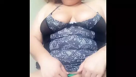 Sıcak bir kedi elma suyu ile soğutulur