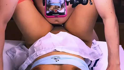 Üvey kız o kadar sıkıydı ki, onu incitmeden nüfuz etmek için her zaman kayganlaştırıcı kullanmak zorunda kaldı.