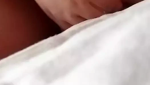 Yatakta göğsümü okşuyorum