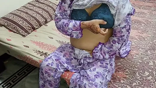 Ateşli Hintli orta yaşlı seksi üvey anne oğlunun arkadaşıyla aldatıyor