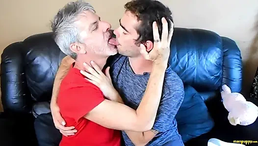 Kody ve Richard ile ateşli eşcinsel öpüşme