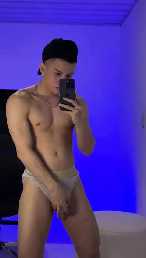 Yakışıklı genç kız büyük yarağına iç çamaşırının altında masaj yapıyor