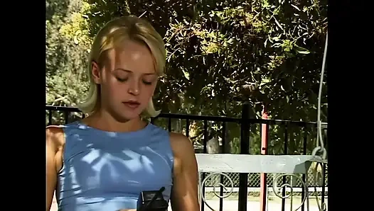 Sıcak ve genç Anastasia Blue poposundan sert bir şekilde sikişiyor