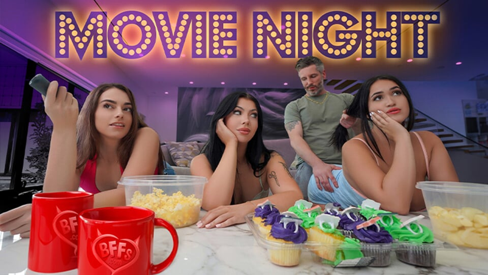 En iyi arkadaş forever girl night extravaganza atıştırmalarla, ürkütücü filmlerle ve bir sürü memeyle dolu