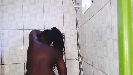 Ayaktayken banyoda sikişiyorlar, aman tanrım
