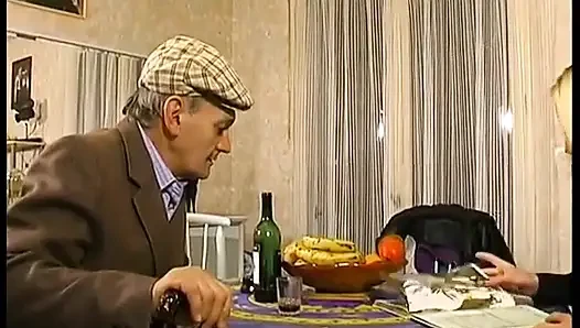 Satmak için her şeyi yapacak bir ev satıcısı.