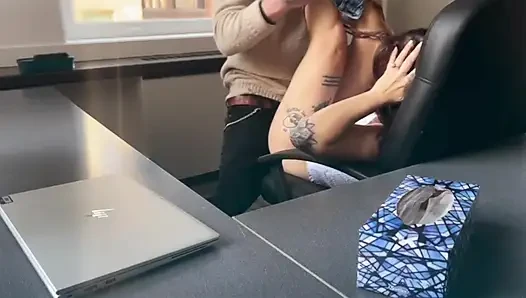 İşini kurtarmak için patronunu emiyor ve sikiyor
