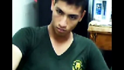 Sevimli bir Taylandlı asker kamerada horozunu gösteriyor.