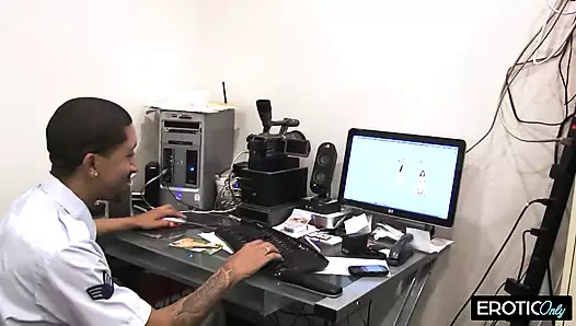 Er zieht sie ran und treibt sie zur Ekstase