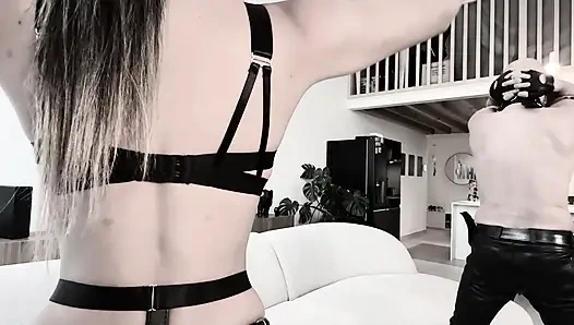 İtaatkar köle kölemi kırbaçlıyor