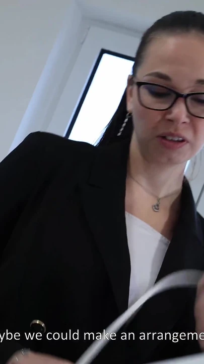 Seksi ayakları ve külotlu çorapıyla komisyonunuzu ödüyor