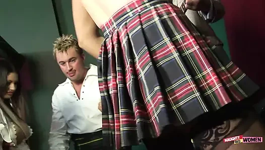 Sevimli küçük bir müzikal şov bir sürü anal seks ile büyük bir grup seks partisine dönüşüyor