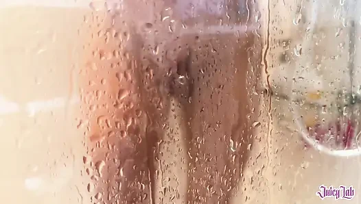 Beni onu izlerken yakaladı ve amını ovmama izin veriyor