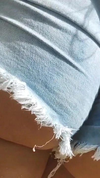 Sokakta şortla gösteriş yapan çekici kız | Klip 1