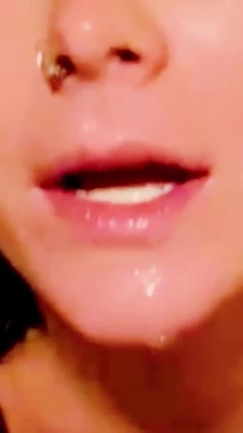 Волнующий момент из "Мой 55-м фотограф соблазняет меня, сосу мои большие сиськи, чтобы я сосал его гигантский член, давая ему лучшее"