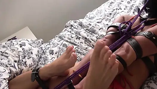 Mila'nın salya akıtan hogtie zevki: kemerlerle bağlı ve koşumlu bir taşakla sabitleniyor! Fullhd