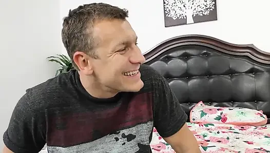 Hayden Hennessy çömeliyor ve üvey babaları Jizz'i dışarı itiyor