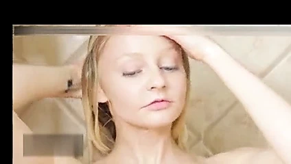 Mükemmel yuvarlak memeler ile sıcak sarışın duş alır