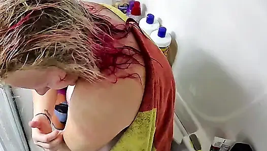 Pawg orta yaşlı seksi kadın duş alıyor