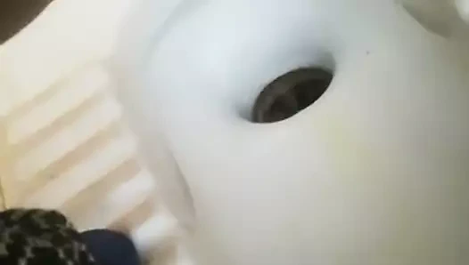 Madhu hansi umumi tuvalete gitti ve kameraya işedi