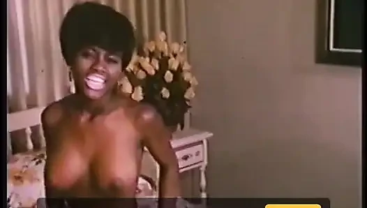 Retro zenci yıldızı kadın kılıklı roscoe muhteşem çıplak vücudunu gösteriyor