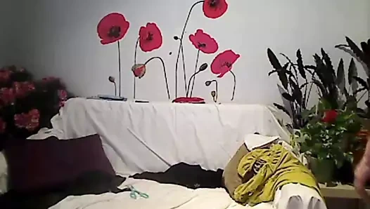 Seksi iç çamaşırı ve büyük göğüsleri ile milf onları ücretsiz sağlar