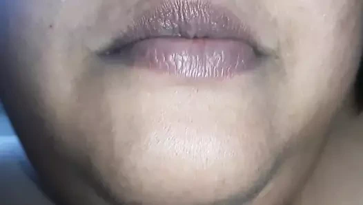 Hintli iri güzel evli kadın sakso çekiyor amcık yalıyor ve edepsizce konuşuyor