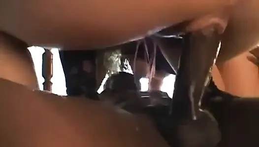 İki beyaz hatun büyük siyah yarakla sikiliyor