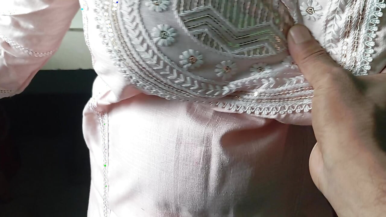 Yeni evli yenge kocası pazara gittiğinde kendi dairesini sikiyor