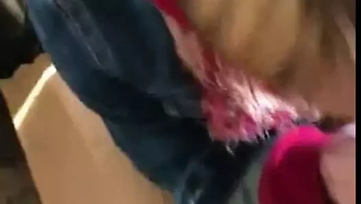 Il se filme en train detre suce devant le mirroir