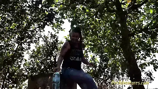 Mısır tarlasına işiyor - erkek arkadaşıyla telefonda konuşurken kendini işiyor