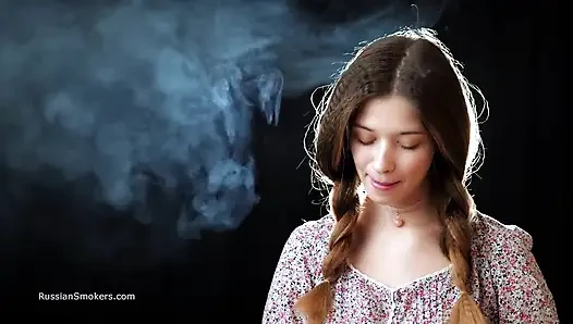 Seksi Rus kız sigara içiyor yavaş azdırıyor