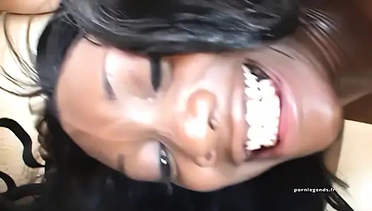 Nyomi banxxx iki büyük yarakla sikiliyor