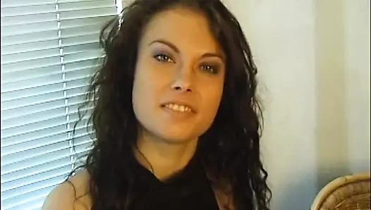 Saf esmer genç Irina'nın özel videounu yayımladı